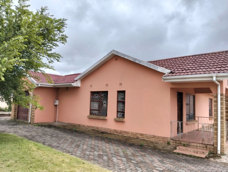 To Let 4 Bedroom Property for Rent in Southernwood Eastern Cape